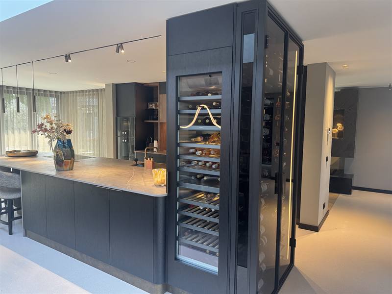 Moderne leefkeuken met kookeiland