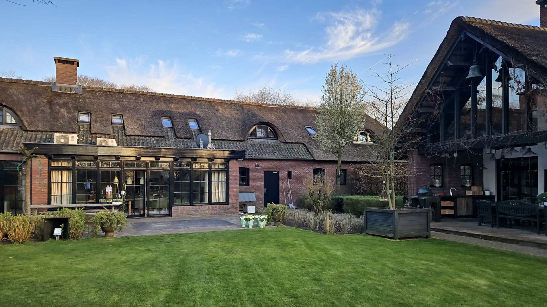 Gerenoveerde langgevelboerderij met veranda en tuin